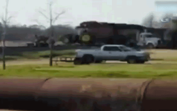 Feci kaza! Tren traktörü böyle biçti