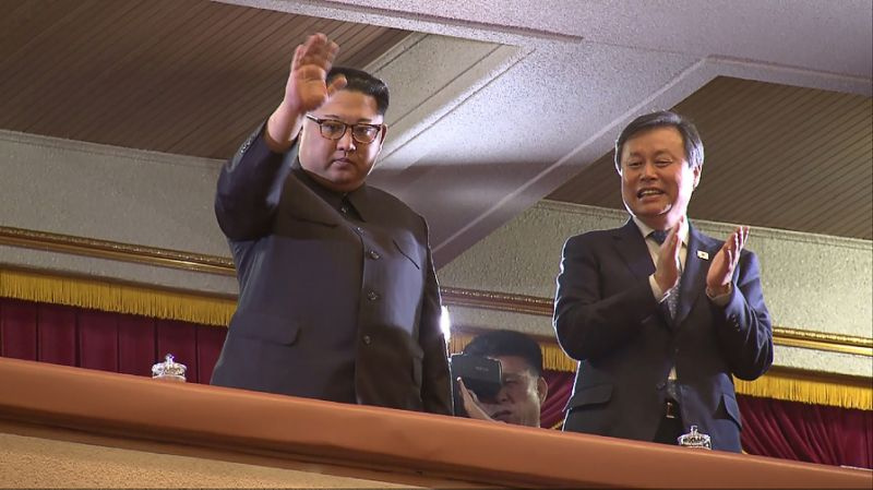 Güney Kore Pop grubu söyledi Lider Kim dinledi