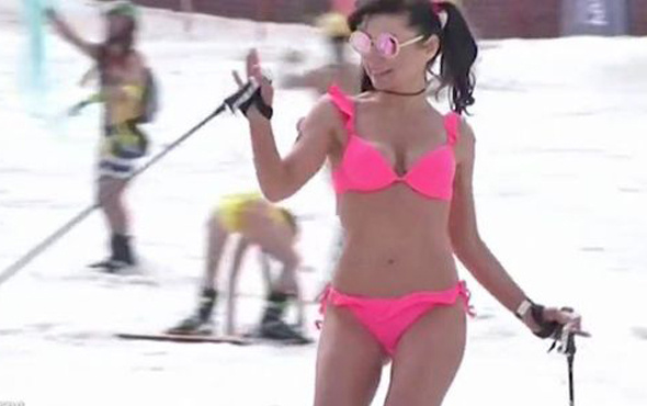 Ruslar bikiniyle kayak yaptı