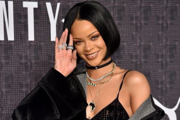 Rihanna'ya övgü: Nefes kesici bir güzelliği vardı