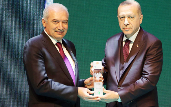 Mevlüt Uysal’a 'En Yeşilaycı Siyasetçi' ödülünü Cumhurbaşkanı Erdoğan verdi
