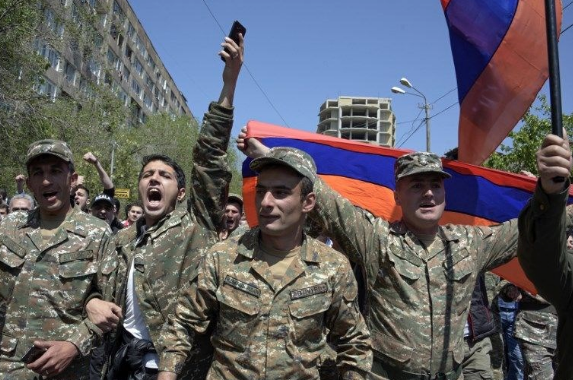 Ermenistan karıştı Sarkisyan istifa etti