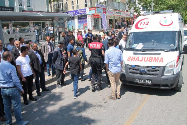 Otobüs durağında kanlar içinde yerde kaldı!