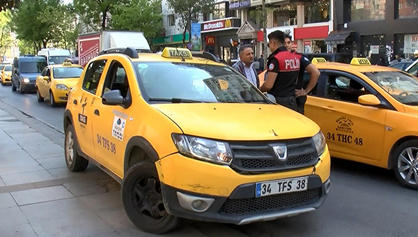 İstanbul'da taksici dehşeti: Karşıya geçen yayayı bıçakladı!