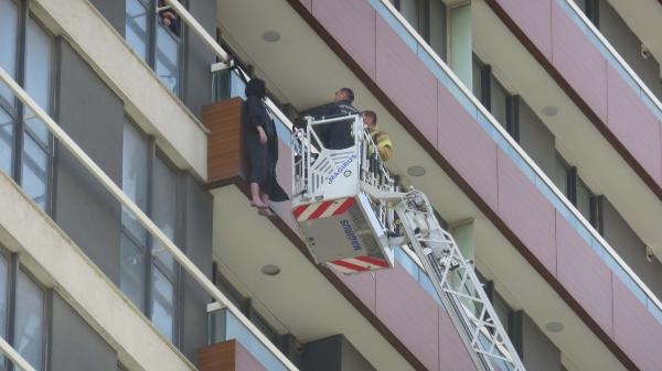 Balkon korkuluklarına asılmıştı! Son görüntüsü ortaya çıktı