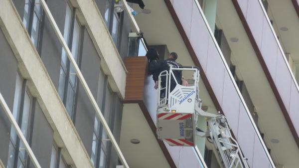 Balkon korkuluklarına asılmıştı! Son görüntüsü ortaya çıktı