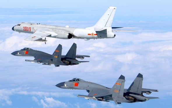 Çin savaş uçaklarıyla gözdağı verdi