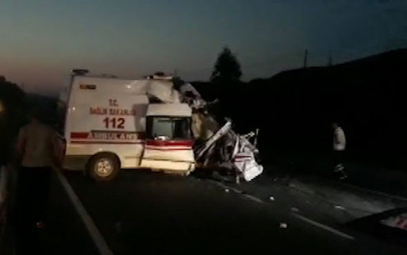 İzmir'de feci kaza! Ambulans tıra çarptı 1 sağlık personeli hayatını kaybetti