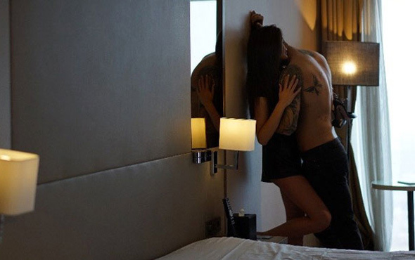 Türk model ve sevgilisinden otel odasında seksi pozlar