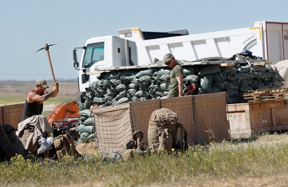 ABD askerleri Menbiç'te kazma kürekle görüntülendi