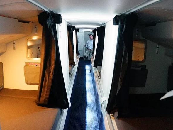 Hosteslerin uçaklardaki gizli yatak odaları ifşa oldu!