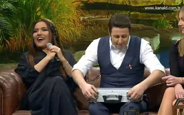 Beyaz Show'da İlker Ayrık'tan Demet Akalın'a acı sürpriz