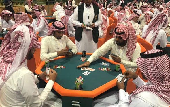 Suudi Arabistan'da tepki çeken iskambil turnuvası
