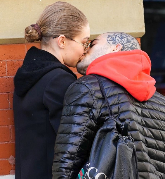 Ünlü çift barıştı sokak ortasında öpüştüler!