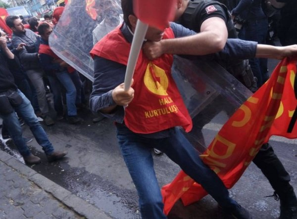 Taksim'e çıkmak isteyenlere polis müdahalesi