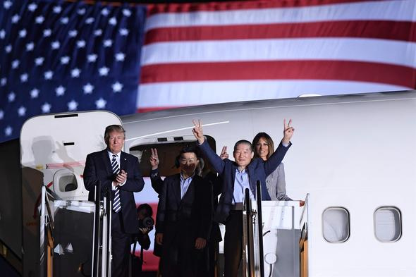 ABD'de tarihi anlar! Trump uçağın kapısında karşıladı...