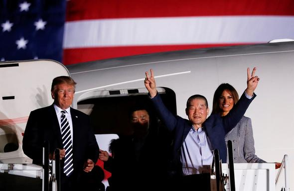 ABD'de tarihi anlar! Trump uçağın kapısında karşıladı...