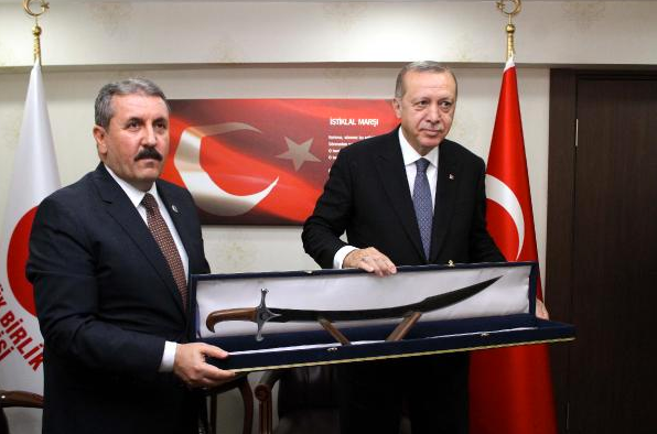 Destici'den Erdoğan'a özel hediye! Gazeteciler görünce dua etti
