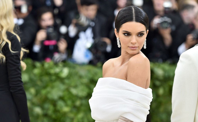 Kendall Jenner üstünü giymeyi unutmuş! Transparan elbisesi olay oldu