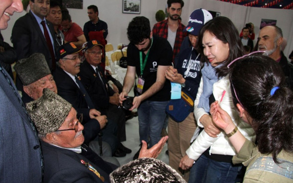 Güney Koreli turistler Türk Kore gazilerinin ayaklarına kapandı