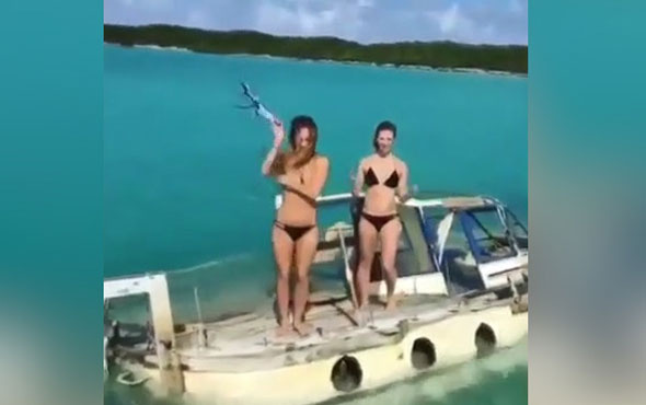 Batan teknede bikinisini çıkarıp yardım istedi!