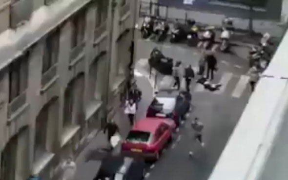 Paris'te bıçaklı saldırı dehşeti! İşte olay yerinden görüntüler