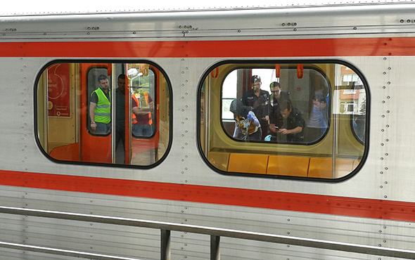 Metro korkunç olay: Herkes donup kaldı!