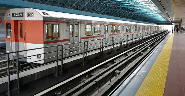 Metro korkunç olay: Herkes donup kaldı!