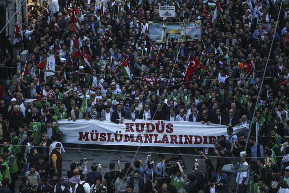 Binler Taksim'de, İsrail'e lanet yağdı