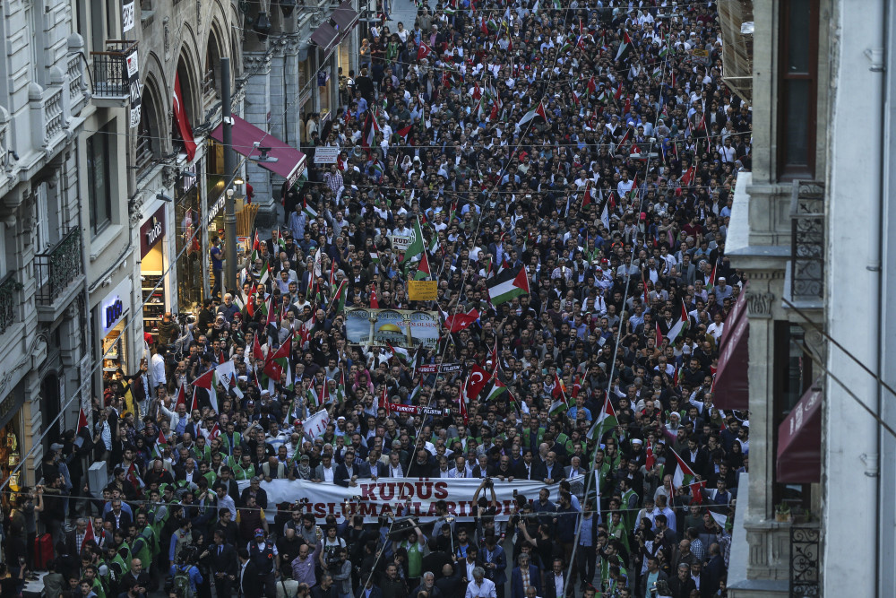 Binler Taksim'de, İsrail'e lanet yağdı