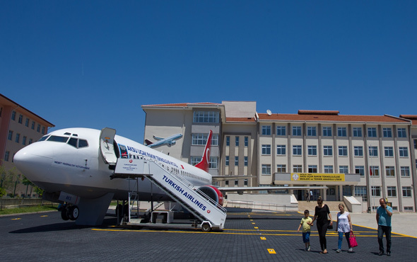 Lise bahçesindeki yolcu uçağı 'göreve' hazır