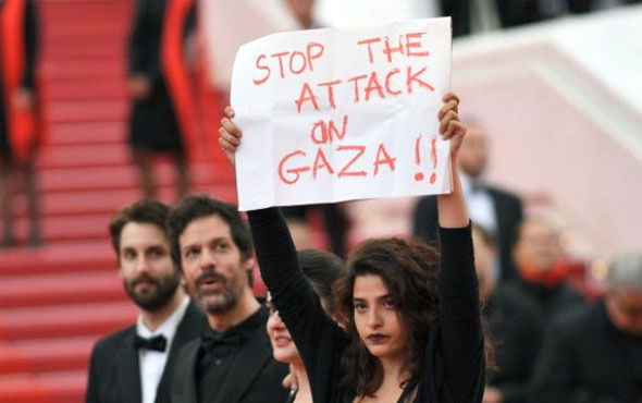 Dünyaca ünlü oyuncu Cannes'da Filistin için pankart açtı! 