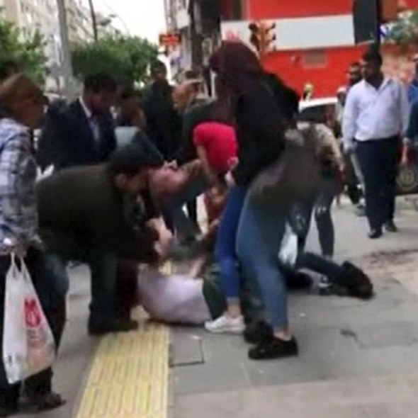 Genç kızların cadde ortasında akıl almaz kavgası! - Sayfa 2