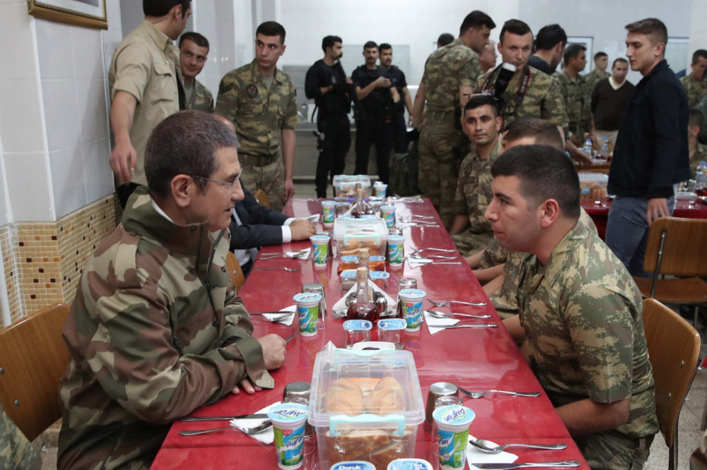 Canikli sınırın 'sıfır noktası'nda Mehmetçikle iftar yaptı