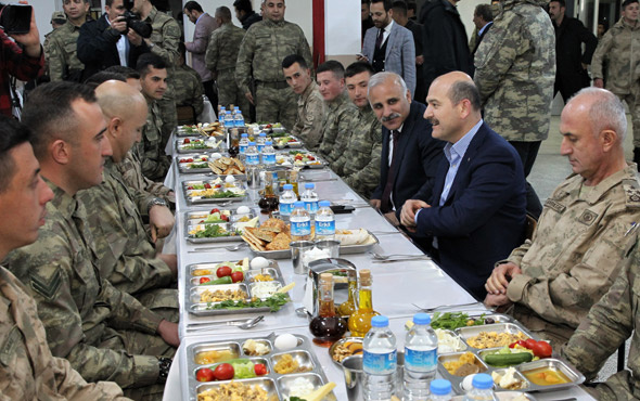 Bakan Soylu Mehmetçik'le sahur yaptı