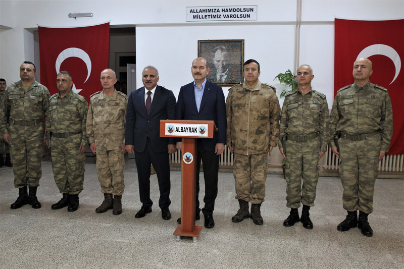 Bakan Soylu Mehmetçik'le sahur yaptı