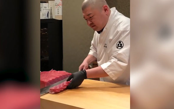 Kılıçla balık kesen aşçı sosyal medyada olay oldu!