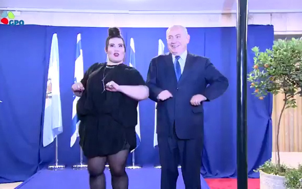 Gazze katliamının üzerine Netanyahu'dan tavuk dansı