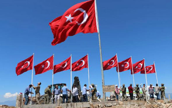 9 şehit verilen tepeye 9 Türk bayrağı dikildi