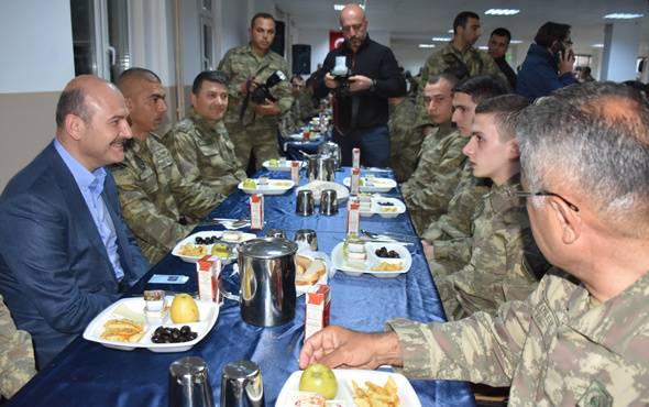 İçişleri Bakanı Soylu askerlerle sahur yaptı