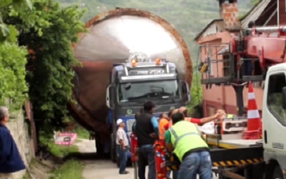 Dev maya tankı köyde iki ev arasına sıkıştı