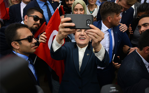 Gençlerle Anıtkabir'e gitti selfie çekti