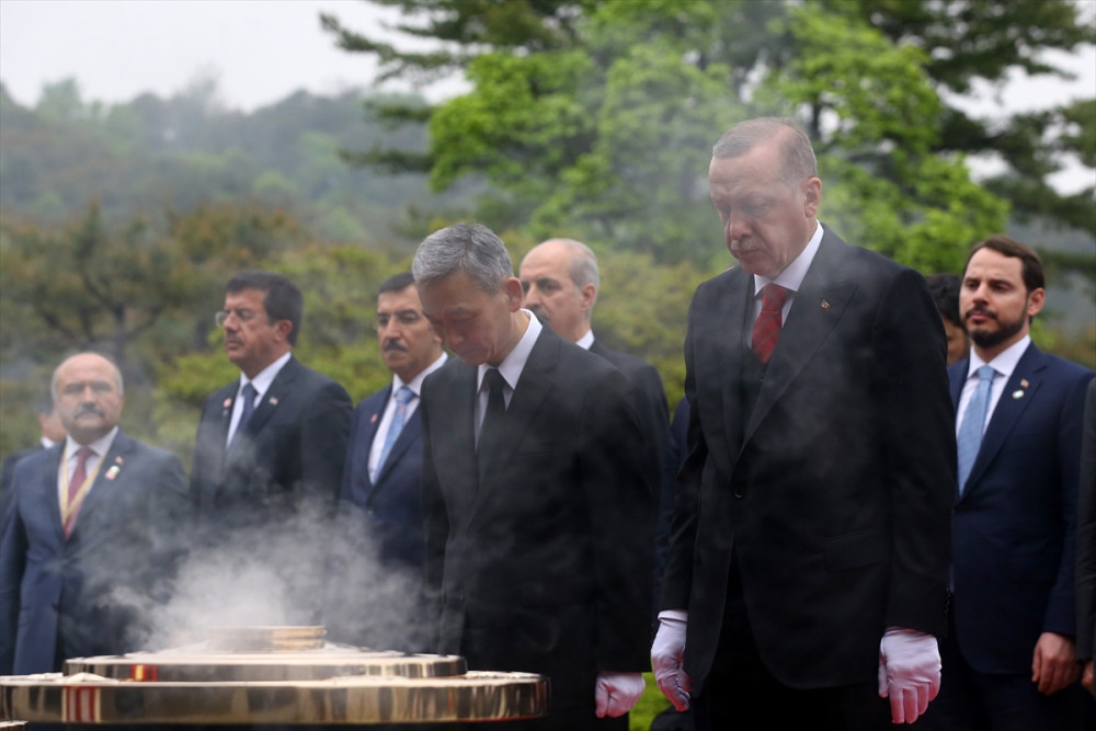 Erdoğan beyaz eldiven takıp tütsü yaktı