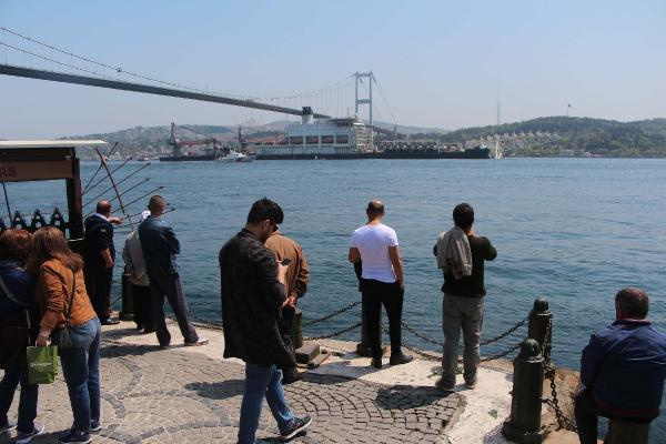 İstanbul Boğazı'ndan bir dev geçiyor! İlginç görüntüler...
