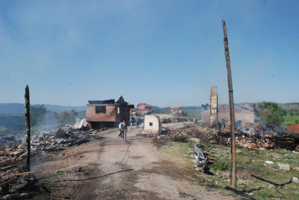 7 ev ve 3 samanlık yandı: Köylüleri imam kurtardı!