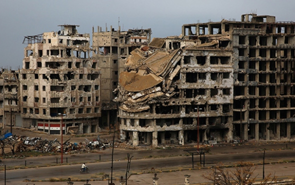 Suriye'de muhalifler Humus'a tahliye ediyor