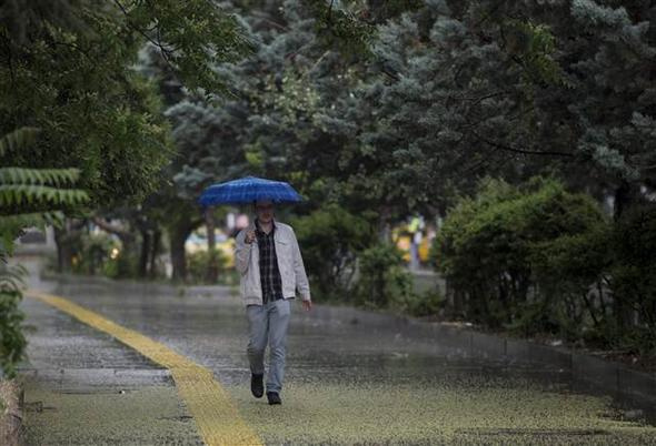 Ankara'yı hem dolu hem yağış vurdu şok görüntüler