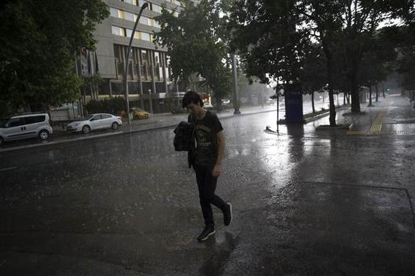 Ankara'yı hem dolu hem yağış vurdu şok görüntüler