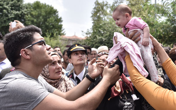 Şehit babasını böyle uğurladı! Yürek yakan görüntüler