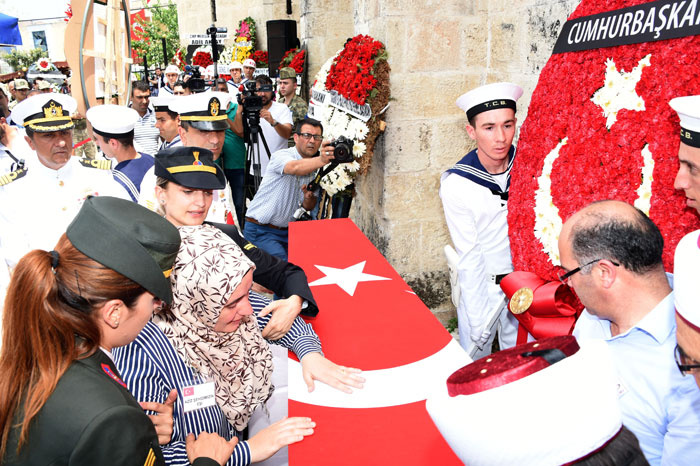 Şehit babasını böyle uğurladı! Yürek yakan görüntüler